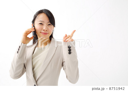 スマートフォンで話すビジネスウーマン 8751942