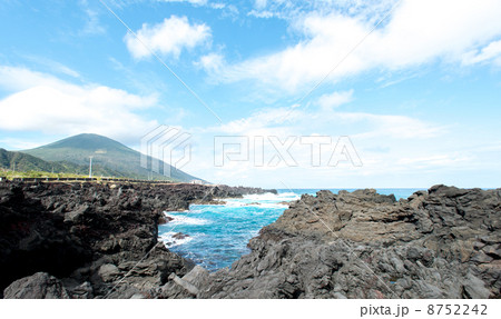 八丈島の海と八丈富士 八丈島の海と八丈富士 8752242