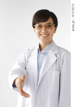 挨拶する女医 8753073
