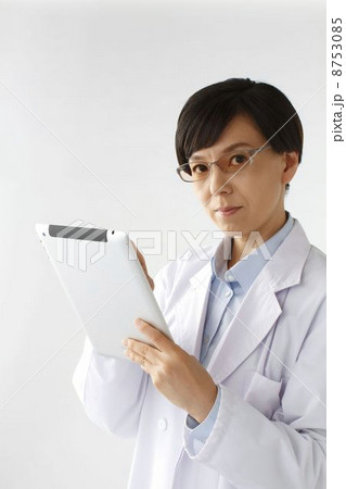 タブレットを使う女医 8753085