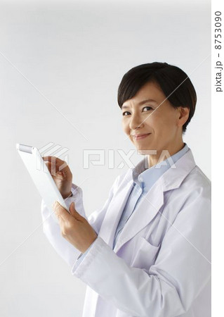 タブレットを使う女医 タブレットを使う女医 8753090