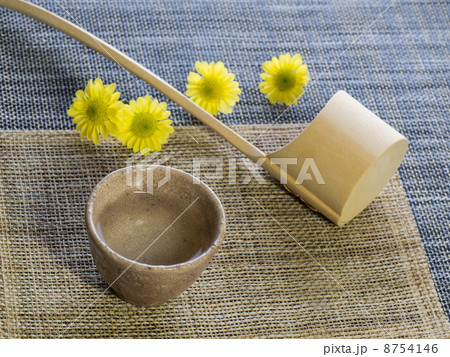 日本酒と木製柄杓 8754146