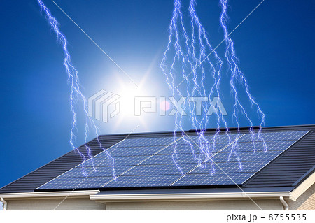 発電中の太陽光発電と青空 発電中の太陽光発電と青空 8755535
