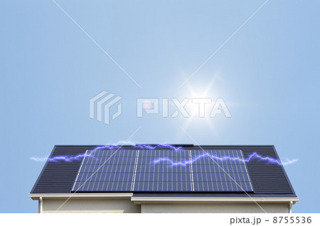 発電中の太陽光発電と青空 発電中の太陽光発電と青空 8755536