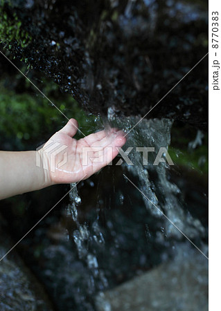 水をすくう手 8770383