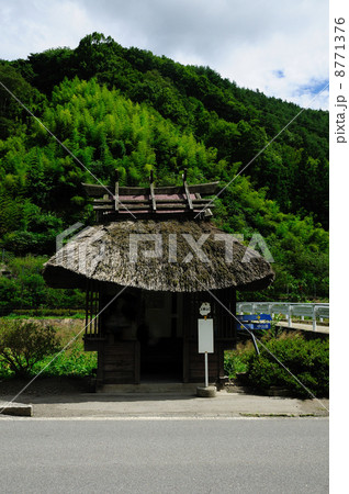 田舎のバス停 8771376