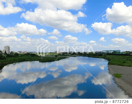 多摩川　逆さ雲 8772726