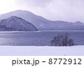冬の田沢湖 8772912