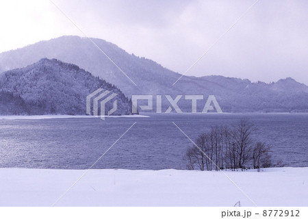 冬の田沢湖 8772912