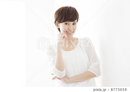 ショートカットの女性 ショートカットの女性 8773039