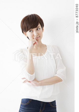 ショートカットの女性 8773040