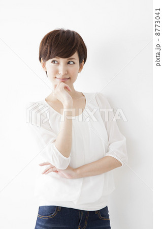 ショートカットの女性 ショートカットの女性 8773041