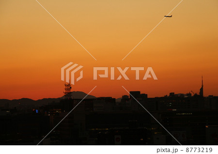 夕焼けと飛行機 夕焼けと飛行機 8773219