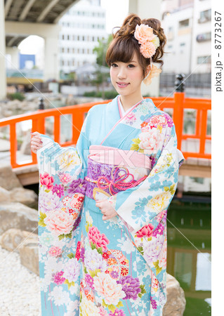 屋外の振袖の女性 屋外の振袖の女性 8773267
