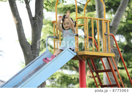 公園の滑り台で遊ぶ女の子 公園の滑り台で遊ぶ女の子 8775063