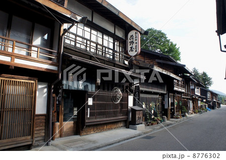 時代劇のような街並み　奈良井宿 8776302
