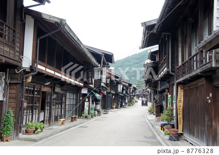 時代劇のような街並み　奈良井宿 8776328