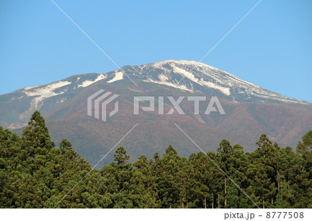 冠雪の鳥海山 8777508