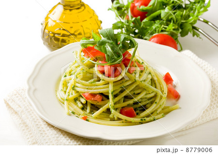 Pasta with arugula pesto and cherry tomatoes 8779006