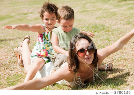 mother and children 8780136