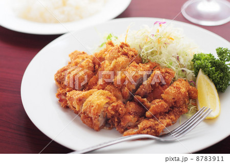 食卓のチキンカツ 8783911