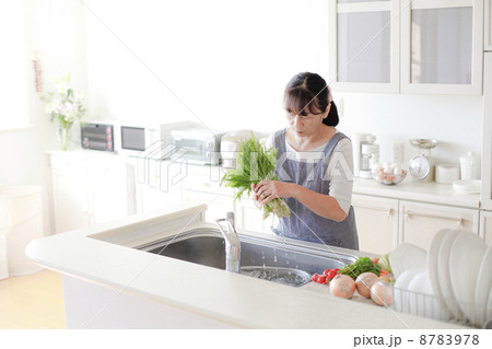 キッチンで野菜を洗う主婦 8783978