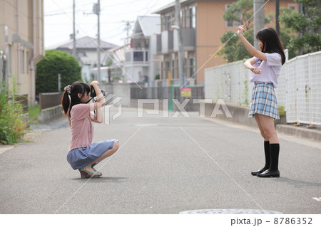 カメラ撮影する姉にポーズをとる女子高生 カメラ撮影する姉にポーズをとる女子高生 8786352