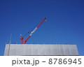 青空に伸びるクレーン 8786945
