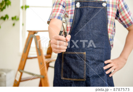 コンビネーションプライヤを持つ男性 コンビネーションプライヤを持つ男性 8787573