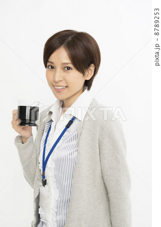 カップを持つ女性の写真素材 8789253 Pixta