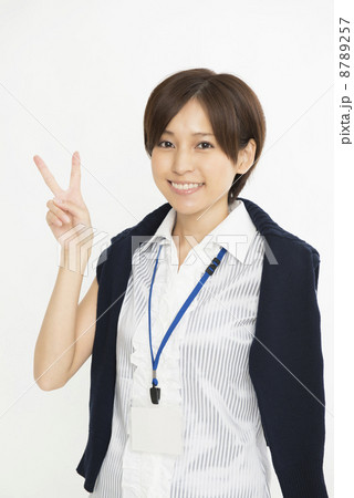 Vサインの女性 アップ Vサインの女性 アップ 8789257