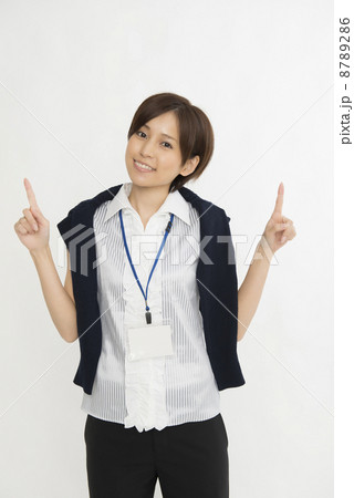 両手で上を指差す女性 両手で上を指差す女性 8789286