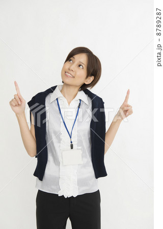 両手で上を指差す女性　目線上 8789287