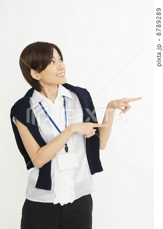 両手で右を指差す女性 8789289