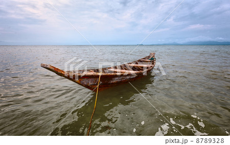 Empty old wooden boat on the waves 8789328