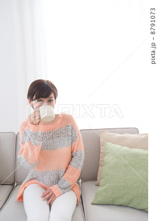 ソファでくつろぐ女性 ソファでくつろぐ女性 8791073
