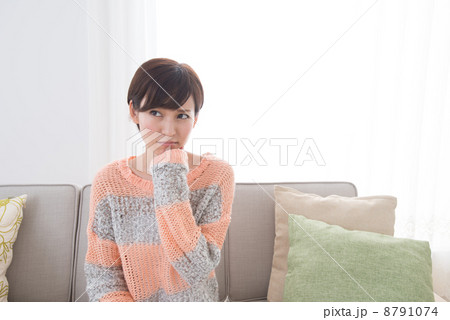 嫌なことを思い出す女性 8791074