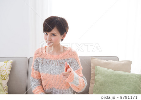 指差して怒る女性 指差して怒る女性 8791171