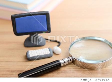 ルーペとパソコン 8791912