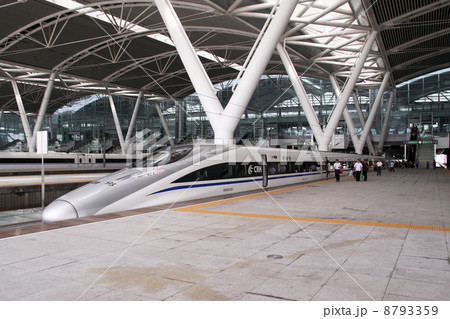 中国高速鉄道 Crh ホーム 広州南 武漢行の写真素材