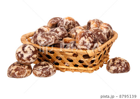 basket with spice-cakes 8795139