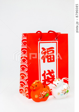 紅白の飾り午と福袋 8796085