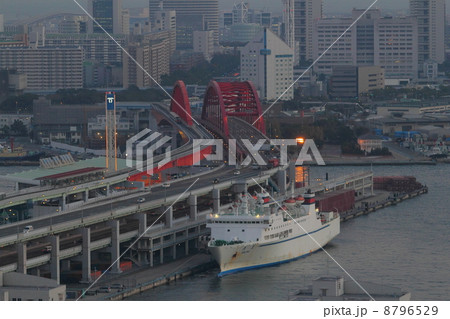 夕暮れの神戸大橋とポートアイランド 8796529