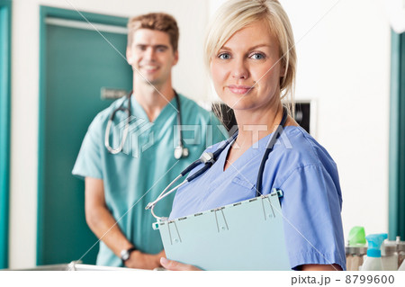 Confident female and male veterinarian 8799600