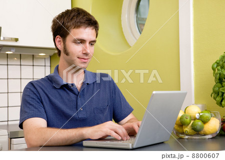 Online in the Kitchen 8800607