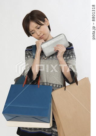 財布と紙袋を持つ女性 の写真素材