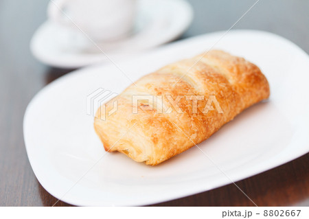 coffee with puff pastry 8802667