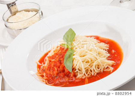 pasta with tomato sauce 8802954