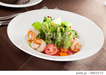 salad with shrimps 8803575