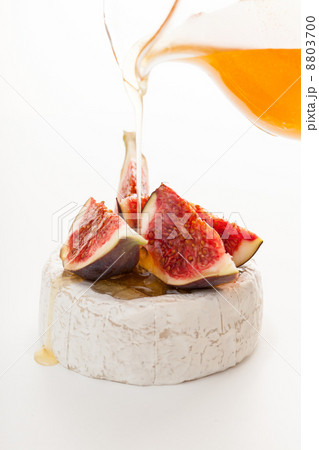 Camembert cheese, figs and honey 8803700